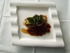 Suprema de corbina de pincho con puerros confitados y pimientos rojos cristalizados